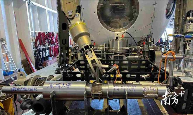 全球首套深海沉积物保温保压取样设备海试成功!深圳大学参与研发